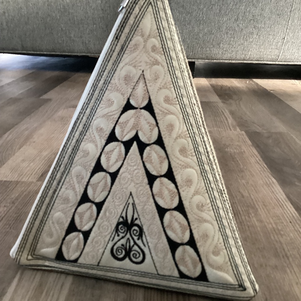 Mutiara Pyramid Clutch